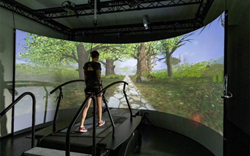 Person am Laufband im Bewegungslabor