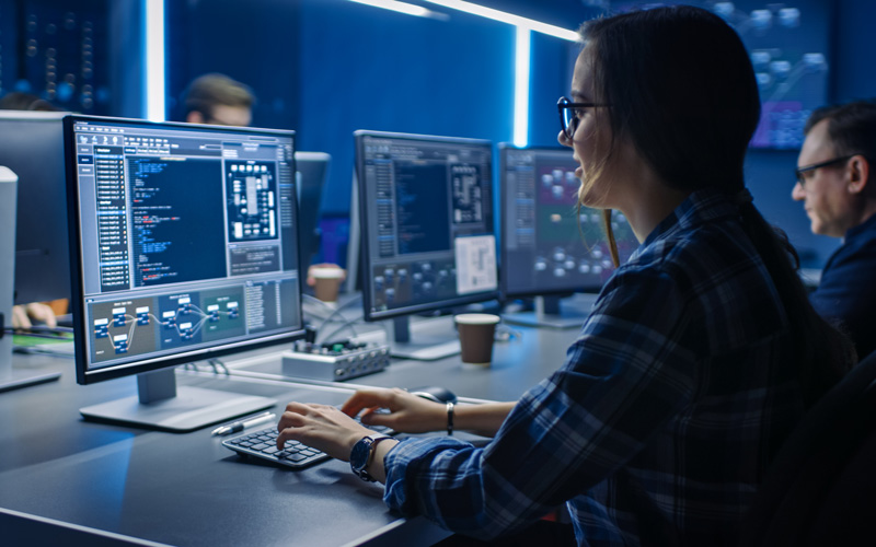 © Shutterstock Eine Frau arbeitet an ihrem Computer in einem I T Labor