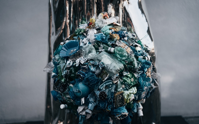 © Unsplash / Claudio Schwarz Eine große Ladung Plastikmüll ist abgebildet.