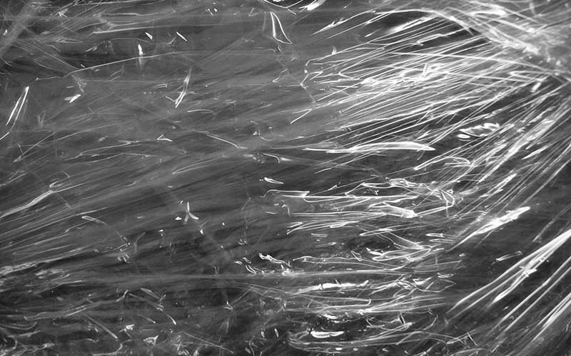 Verpackungsnylon spannt sich kreuz und quer durch das Bild.