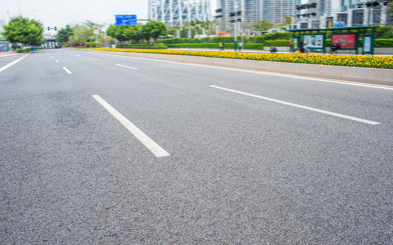 © 2016 VictorN/Shutterstock Eine Straße mit rauer Oberfläche ist abgebildet