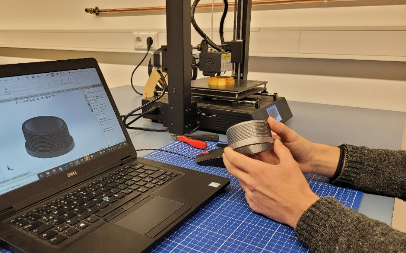 © HCW Jemand arbeitet an einem Laptop am Entwurf eines technisches Bauteils