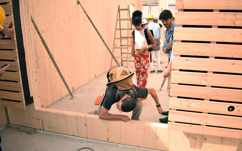 © cetus Baudevelopment u kito at Sonnendurchfluteter Raum mit Holzausstattung