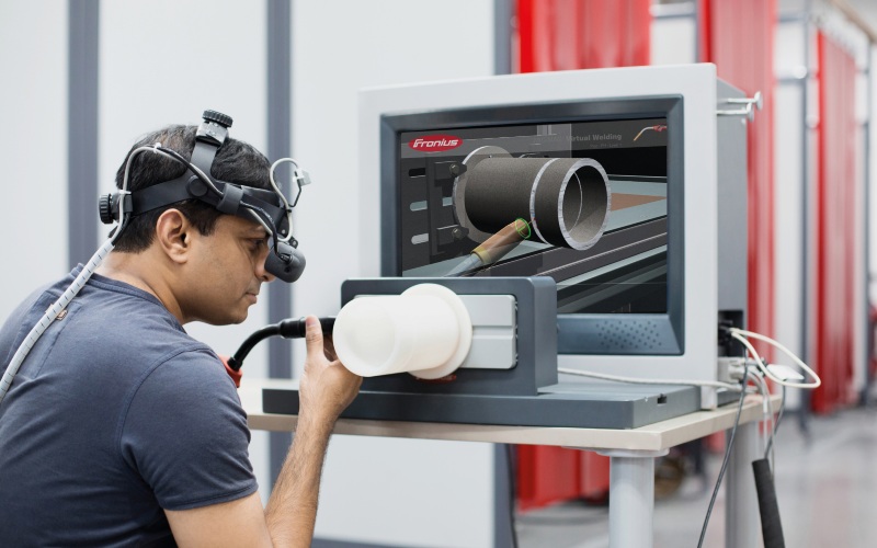 © Fronius International GmbH Ein Mann bedient einen Schweißsimulator