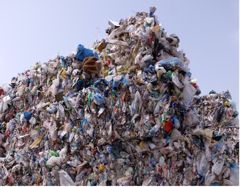 © Sabine Schiessler Berg aus Abfall