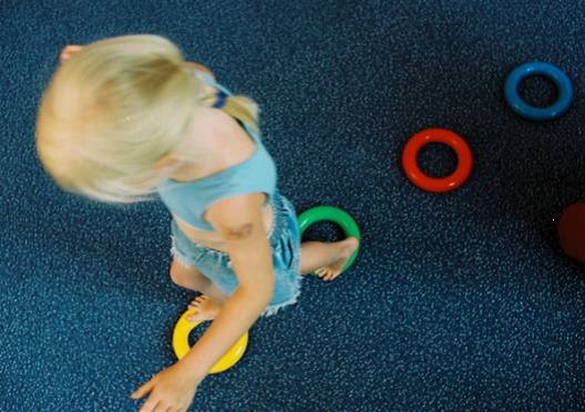 gehendes Kind von oben