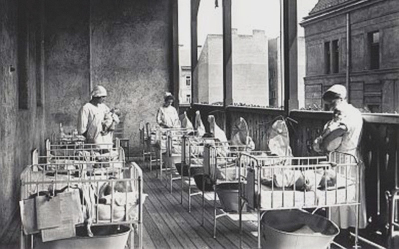 Säuglingsfürsorgerinnen in der Kinderübernahmestelle 1926 © Wien WIKI Säuglingsfürsorgerinnen in der Kinderübernahmestelle 1926