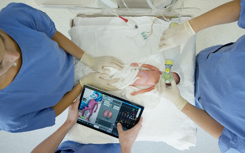 © Meduni Wien Tyke Films Eine mit einer Übungspuppe simulierte Situation aus der Neonatologie ist abgebildet