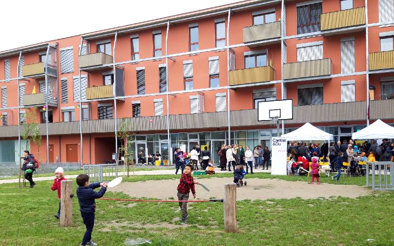 Wohnzufriedenheit Home 21 © IBA_Wien/R.Zeitlinger Fest in Wohnhausanlage, spielende Kinder