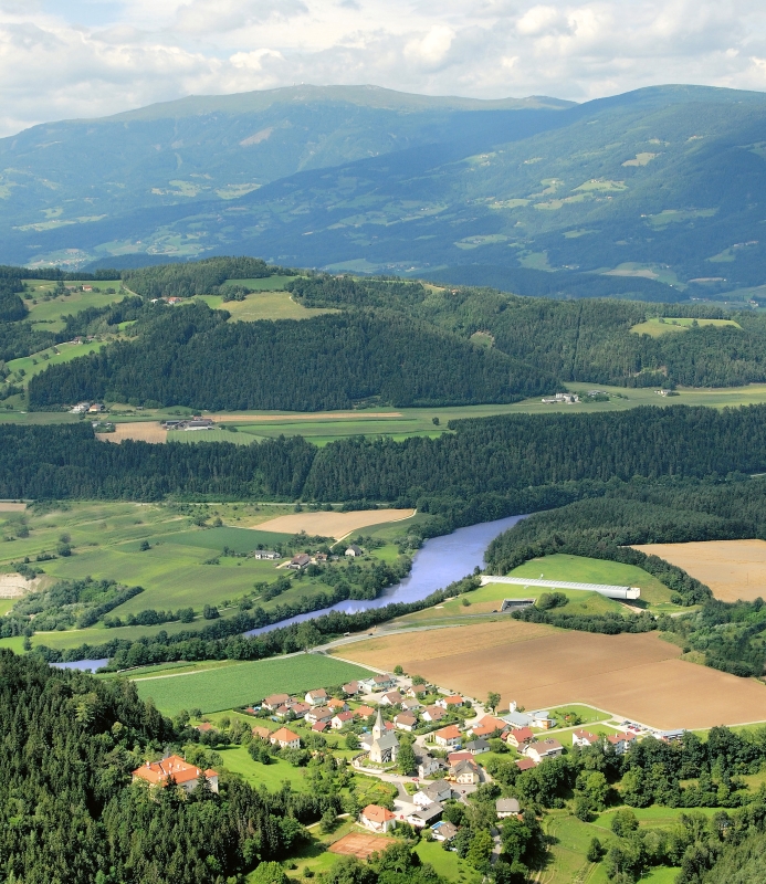 Luftaufnahme der Gemeinde Neuhaus mit Fluss und Museum im Hintergrund