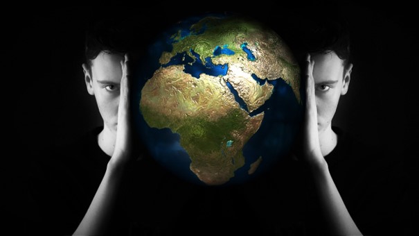 © geralt | pixabay.com Ein Globus schwebt zwischen zwei Händen vor einem dunklen Hintergrund. Links und rechts neben den Händen ist jeweils eine Hälfte eines Gesichts eines jungen Mannes mit konzentriertem Blick.