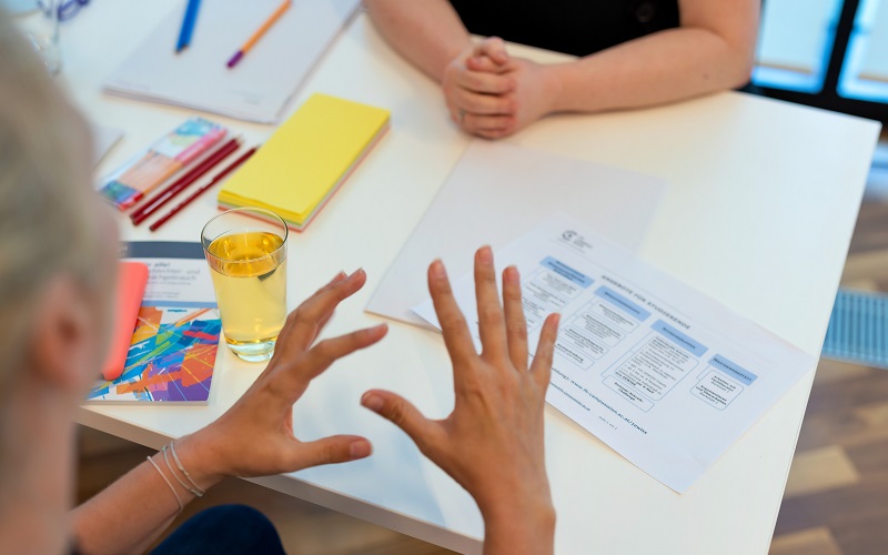 © HCW/Schedl Zwei Personen im Beratungsgespräch