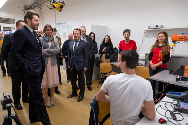Gruppe von Menschen in technischer Werkstatt