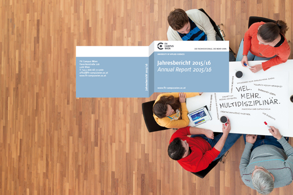 Personan am Tisch aus der Vogelperspektive