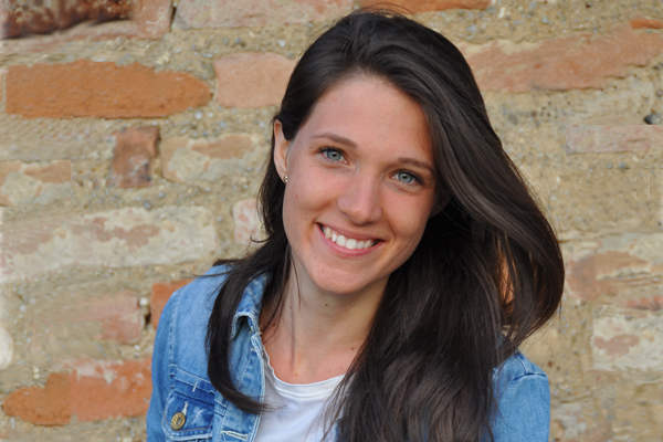 Bianca Würrer Portrait vor Ziegelmauer