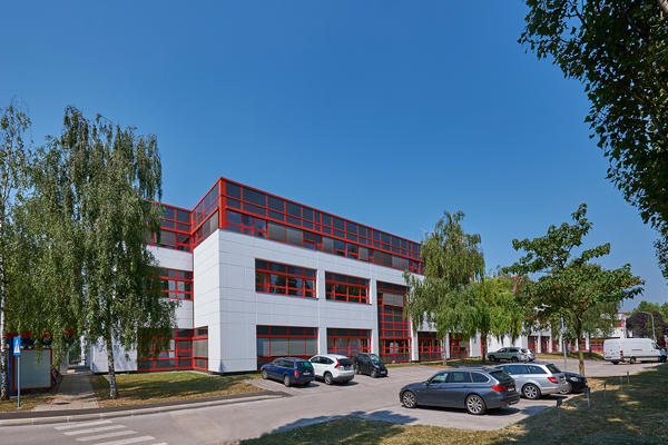 Weiß rotes Gebäude unter blauem Himmel