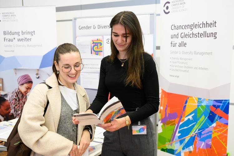 Studierende wird von Mitarbeiterin der Hochschule Campus Wien zum Thema Diversität beraten.