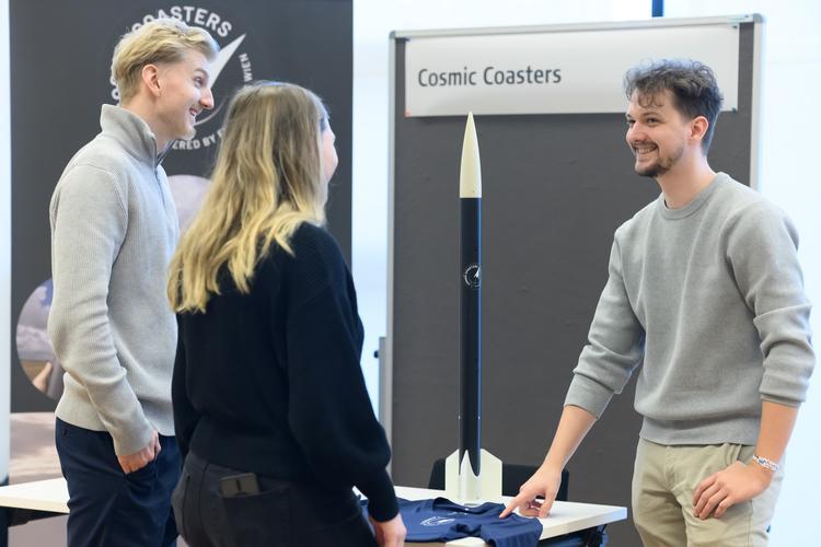 Zwei Studieninteressierte lassen sich von einem Mitglied des Studi Teams Cosmic Coasters beraten.