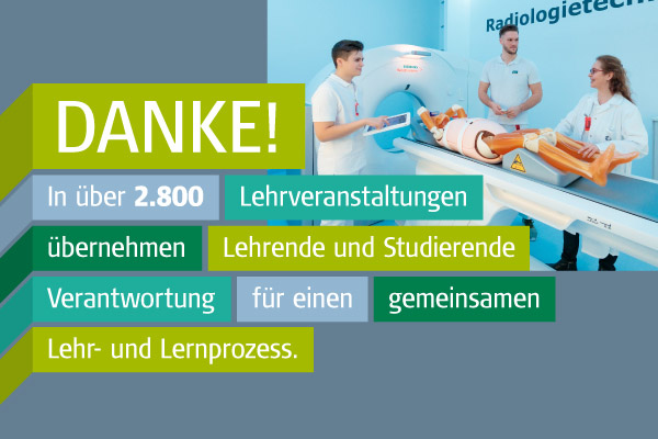 Bild von Studierenden im Radiologietechnologie Funktionsraum mit Text: Danke! In über 2800 Lehrveranstaltungen übernehmen Lehrende und Studierende Verantwortung für einen gemeinsamen Lehr und Lernprozess