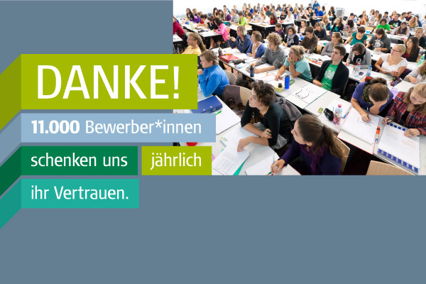 Voll besetzter Hörsall mit Text Danke! 11000 BewerberInnen schenken uns jährlich ihr Vertrauen.