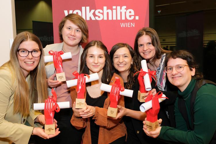 Die 6 Gewinner*innen des Erika Preises der Volkshilfe mit Trophäen in der Hand
