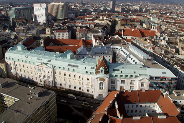Vogelperspektive auf die Stadt mit der Klinik der Barmherzigen Brüder in der Bildmitte