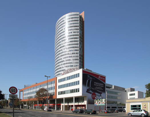 Wolkenkratzer Campus Floridotower und blauer Himmel