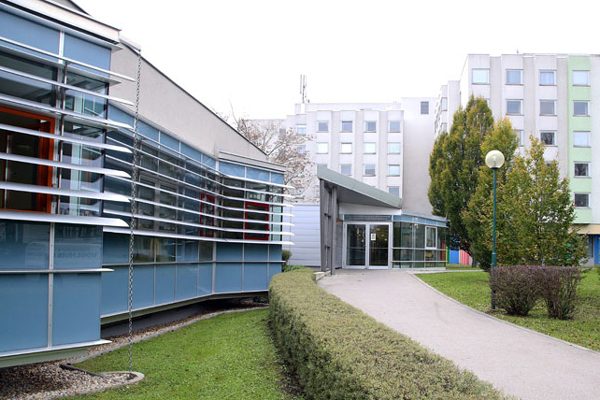 Aussenansicht der Glasfassade und Fensterfront des S M Z Ost