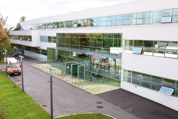 Außenansicht der Fassade und Grünfläche des Campus Favoriten vom Wiener Gesundheitsverbund 