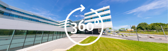 Außenfassade der F H Campus Wien von einem Kreis mit Pfeil und 360 überlagert