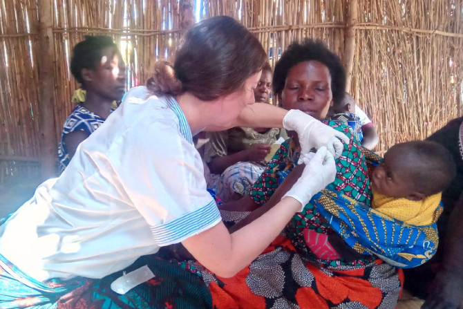 Frau gibt medizinische Hilfe