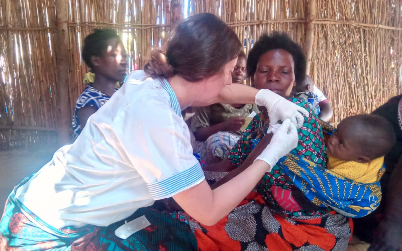 Frau gibt medizinische Hilfe