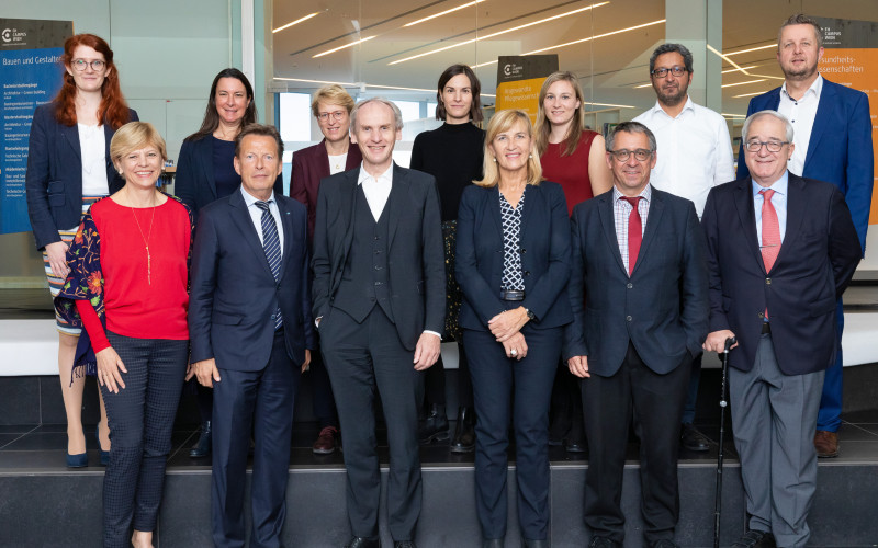 (c) FH Campus Wien / Schedl Geruppe aus Frauen und Männern stehen auf Stiegen