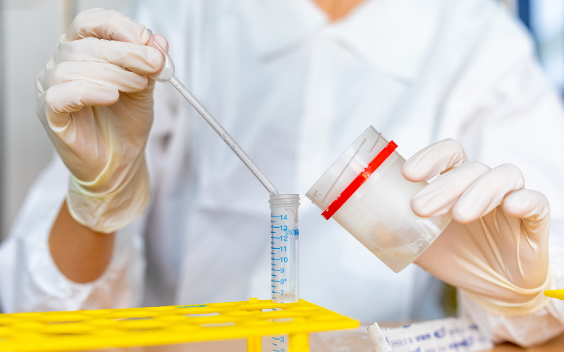 © HCW/Schedl Biomedizinische Analytikerin beim Aufbereiten einer Speichelprobe.