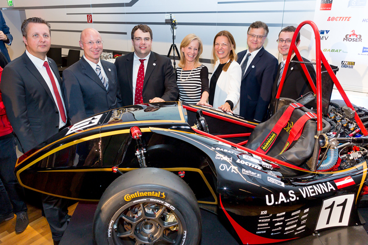 Gruppenfoto Sponsoren vor CR-116 EVO