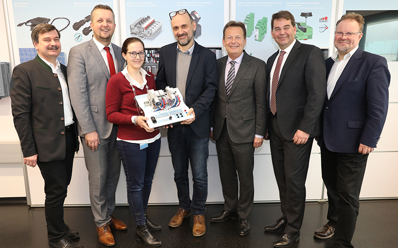 Phoenix Contact übergibt eine Plc Next Arbeitsstation an die Hochschule Campus Wien