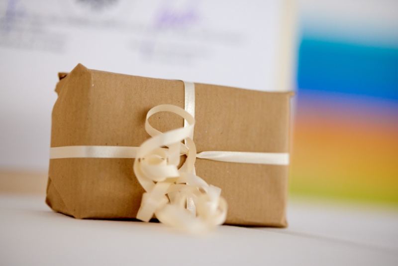 © HCW/Schedl Eingepacktes Päckchen