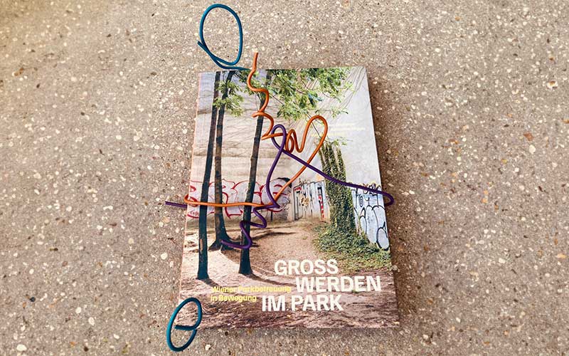 Buch liegt am Boden