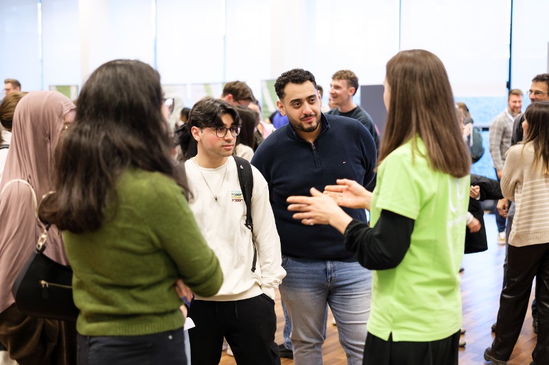 Eine Gruppe von Menschen steht beieinander und unterhält sich