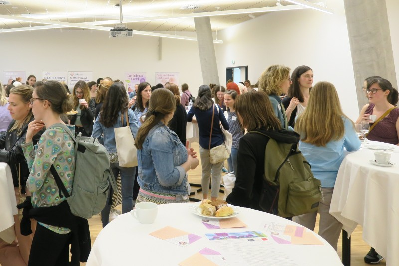 Personen sprechen miteinander