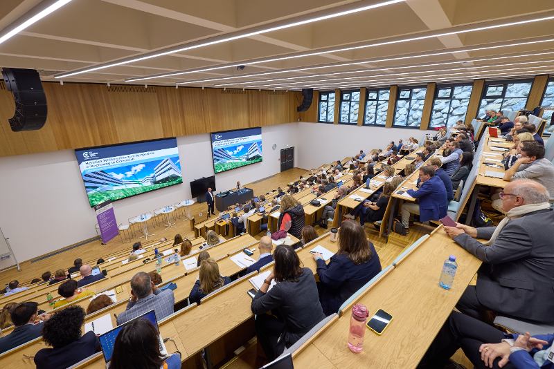 © HCW/Schedl Personen sitzen in einem Audimax und hören einem Vortrag zu