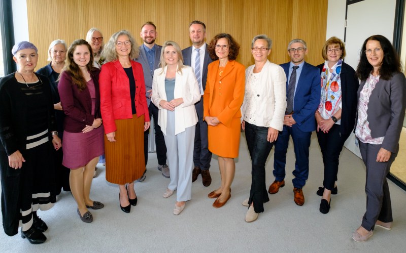 Eine Gruppe von Personen, in der Mitte BMin Susanne Raab