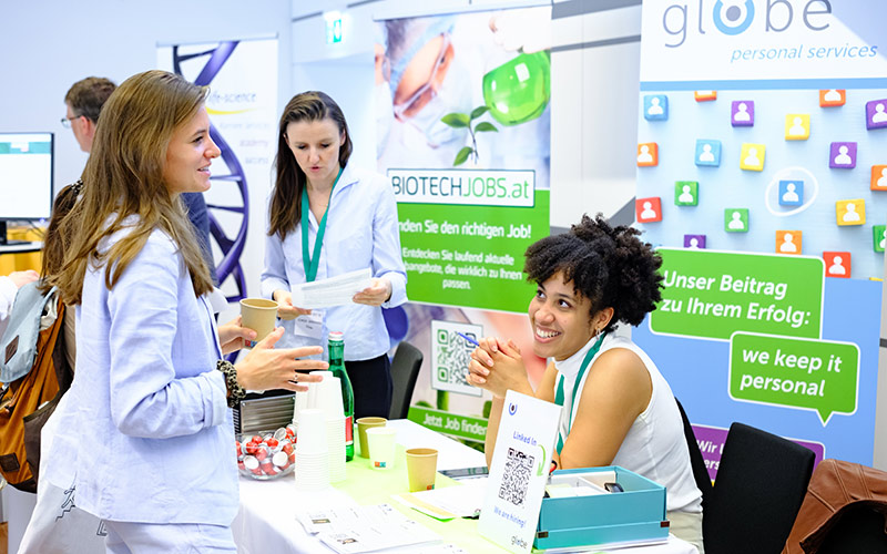 Menschen im Gespräch auf der Karrieremesse