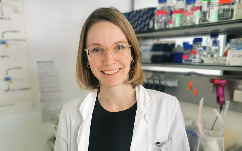 (c) privat Preisträgerin Isabella Mayer im weißen Arbeitsmantel in Laborumgebung