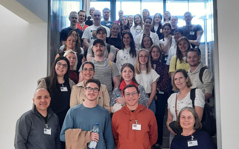 Eine große Gruppe an Personen auf einer Treppe