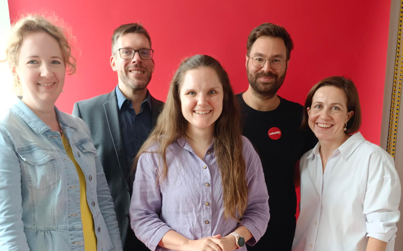 5 Personen vor einer roten Wand