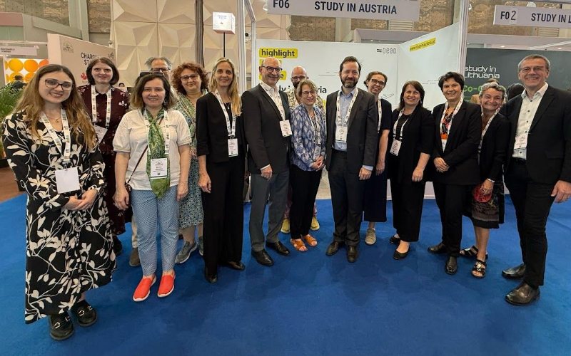 Eine Gruppe von Personen posiert für ein Foto