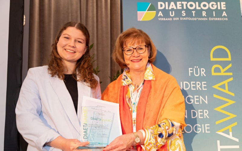 Zwei Frauen posieren für ein Foto