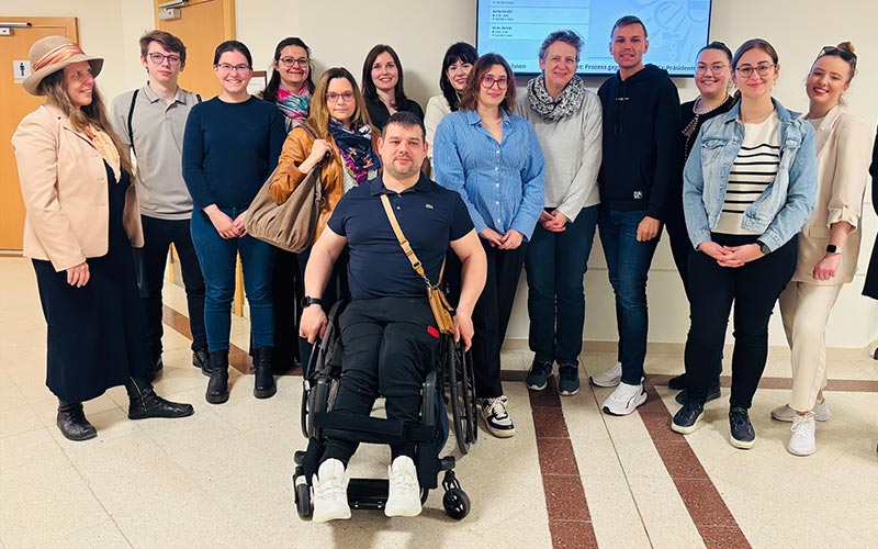 Studierende der Studienprogramme Public Management und Tax Management stehen mit den Lehrenden Marlon Possard und Natalia Hartmann in zwei Reihen.