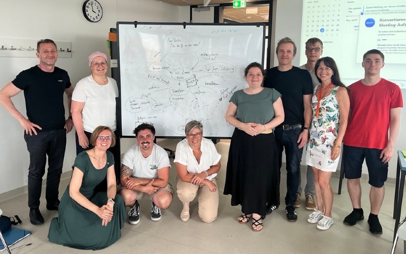 © HCW / privat EIne Gruppe von Personen in einem Lehrsaal vor einer Tafel